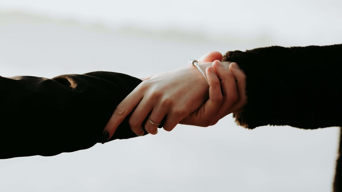 Zwei sich einander reichende Hände, die sich unterstützen | © Priscilla du Preez, Unsplash